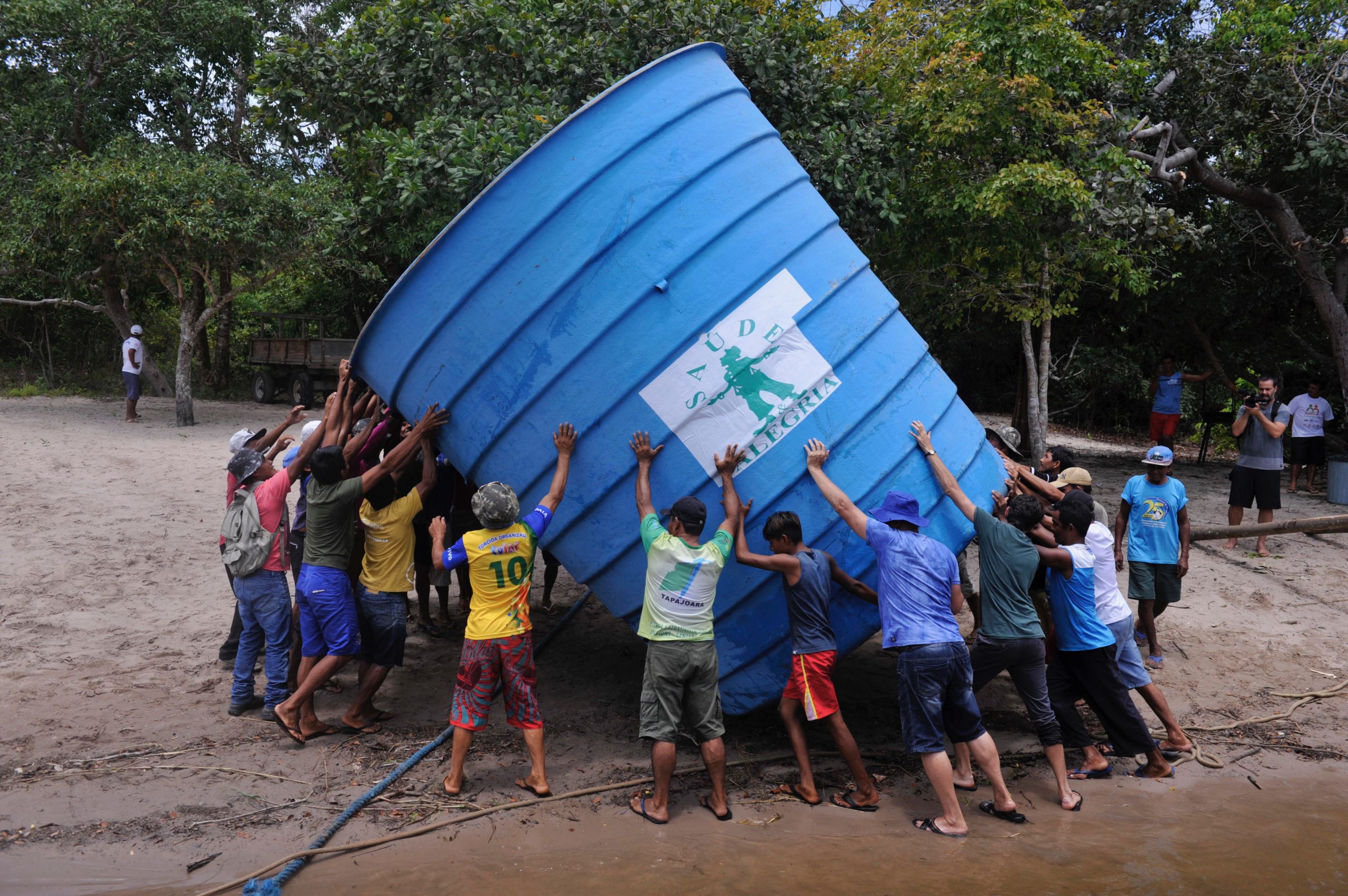 Assunto: Ribeirinhos da comunidade de Anumã carregam caixa d'agua comunitária -
rio tapajos
Local: Santarem - PA
Data: 03/2017
Autor: Chico Ferreira