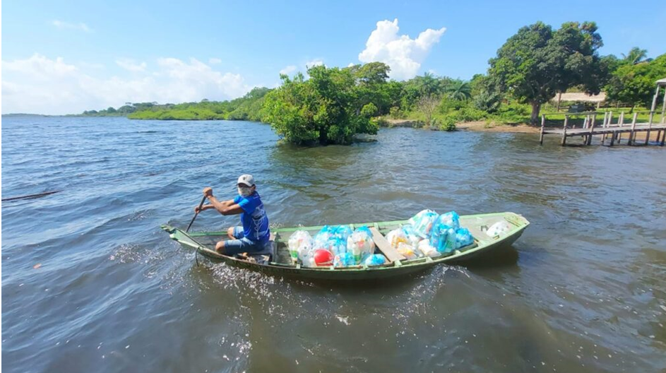 Valterley Macedo viajou mais de cinco horas de canoa para levar os itens de higiene e proteção aos moradores. Foto: Valter Oliveira/PSA.