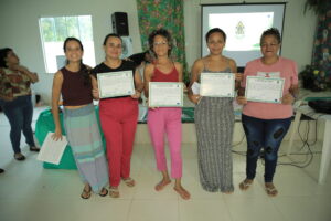 Parcerias governamentais impulsionam e escutam mulheres e jovens recém-formados em cooperativismo e associativismo da agricultura familiar agroextrativista 26 7Q6A0086 scaled 1