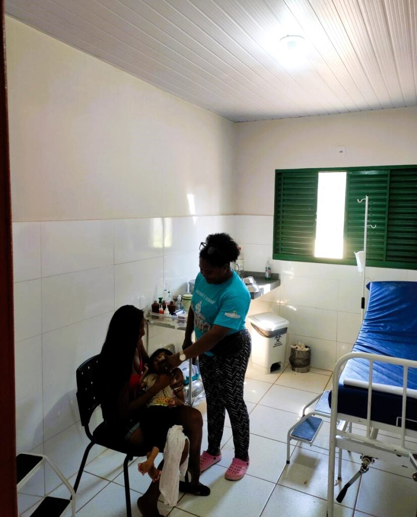 Unidades Básicas de Saúde Indígena (UBSI) do alto Tapajós recebem instalações de energia solar e passam a atender mais de 10 mil indígenas com energia limpa 7 Energia solar mundurukus 13 1