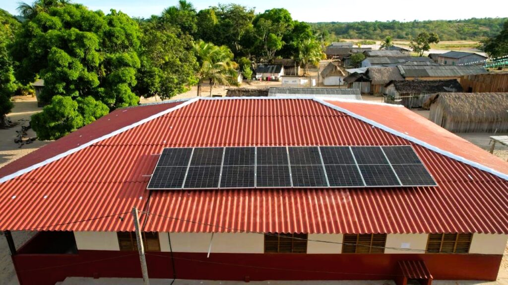 Unidades Básicas de Saúde Indígena (UBSI) do alto Tapajós recebem instalações de energia solar e passam a atender mais de 10 mil indígenas com energia limpa 4 Energia solar mundurukus 5 1