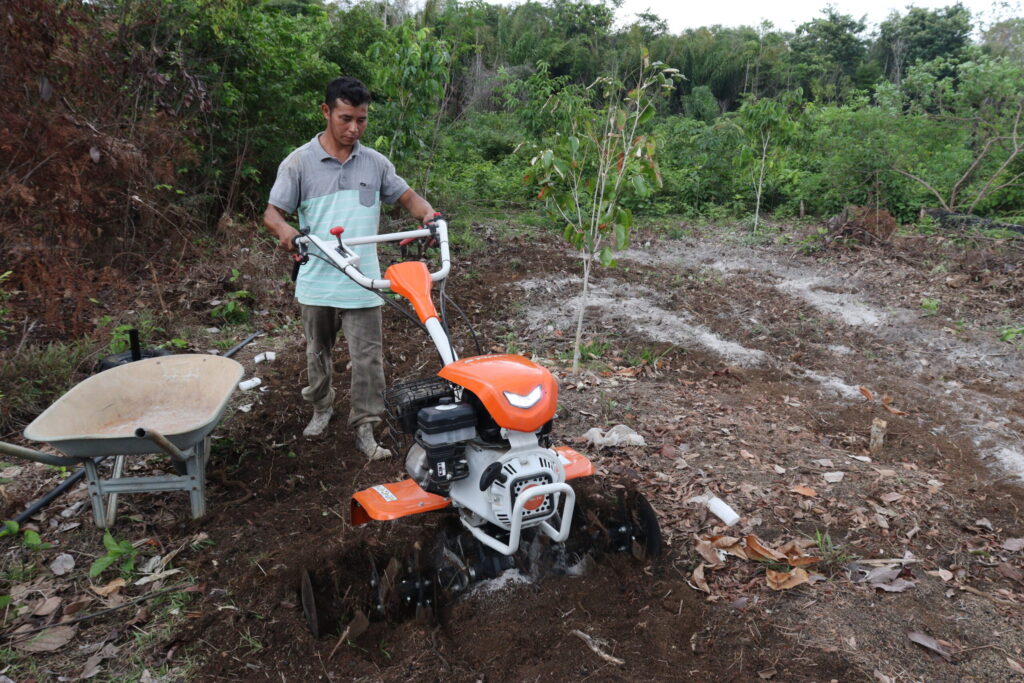 Projeto Saúde e Alegria capacita produtores com uso de motocultivadores para ampliar cultivo agrícola em sistemas florestais 4 IMG 9045 scaled 1