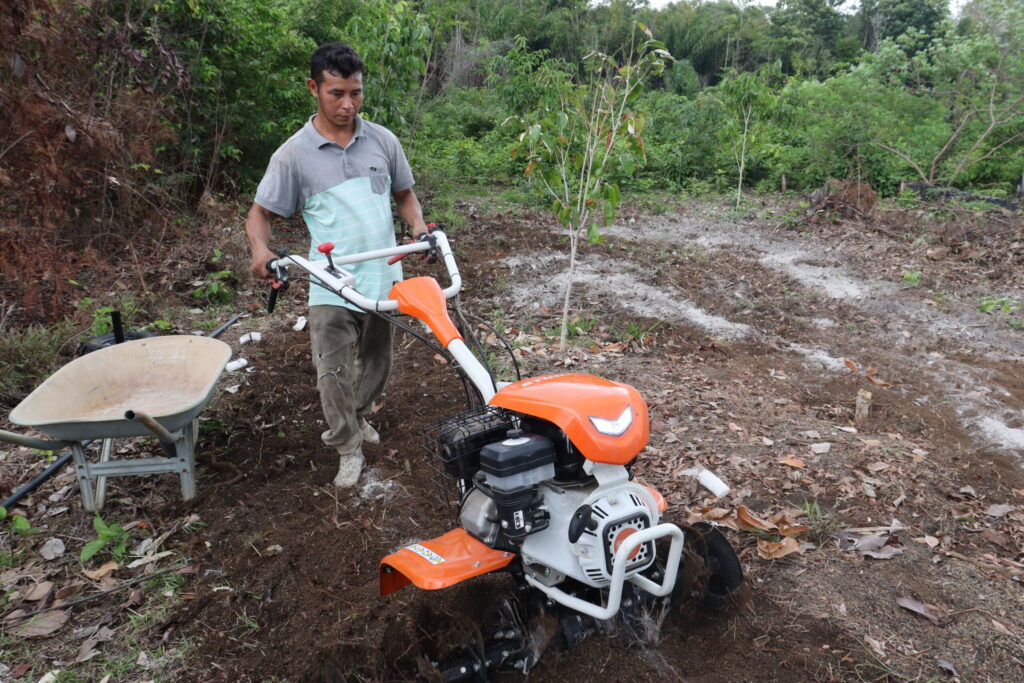 Projeto Saúde e Alegria capacita produtores com uso de motocultivadores para ampliar cultivo agrícola em sistemas florestais 11 IMG 9046 scaled 1