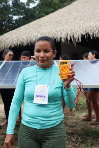Mulheres Eletricistas do Sol comemoram conclusão de curso na floresta: “Não sabia como fazia retorno dessa lâmpada. Tinha muita vontade de aprender” 4 Marina Marciao PSA 1 scaled 1