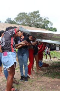 Mulheres Eletricistas do Sol comemoram conclusão de curso na floresta: “Não sabia como fazia retorno dessa lâmpada. Tinha muita vontade de aprender” 12 Marina Marciao PSA 10 scaled 1