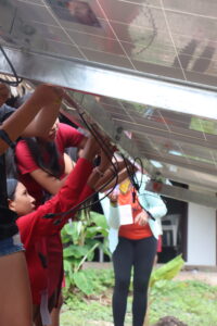 Mulheres Eletricistas do Sol comemoram conclusão de curso na floresta: “Não sabia como fazia retorno dessa lâmpada. Tinha muita vontade de aprender” 13 Marina Marciao PSA 11 scaled 1