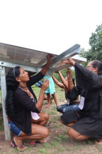 Mulheres Eletricistas do Sol comemoram conclusão de curso na floresta: “Não sabia como fazia retorno dessa lâmpada. Tinha muita vontade de aprender” 14 Marina Marciao PSA 12 scaled 1