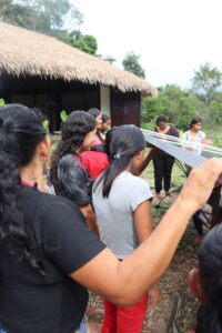 Mulheres Eletricistas do Sol comemoram conclusão de curso na floresta: “Não sabia como fazia retorno dessa lâmpada. Tinha muita vontade de aprender” 15 Marina Marciao PSA 13 scaled 1
