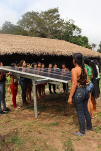 Mulheres Eletricistas do Sol comemoram conclusão de curso na floresta: “Não sabia como fazia retorno dessa lâmpada. Tinha muita vontade de aprender” 6 Marina Marciao PSA 3 scaled 1