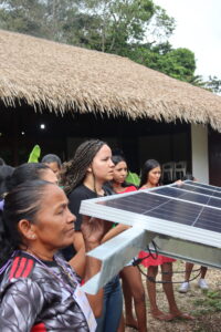 Mulheres Eletricistas do Sol comemoram conclusão de curso na floresta: “Não sabia como fazia retorno dessa lâmpada. Tinha muita vontade de aprender” 7 Marina Marciao PSA 4 scaled 1
