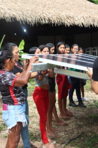 Mulheres Eletricistas do Sol comemoram conclusão de curso na floresta: “Não sabia como fazia retorno dessa lâmpada. Tinha muita vontade de aprender” 8 Marina Marciao PSA 5 scaled 1