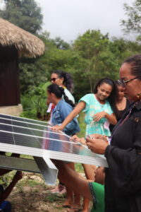 Mulheres Eletricistas do Sol comemoram conclusão de curso na floresta: “Não sabia como fazia retorno dessa lâmpada. Tinha muita vontade de aprender” 10 Marina Marciao PSA 7 scaled 1