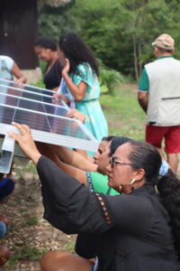 Mulheres Eletricistas do Sol comemoram conclusão de curso na floresta: “Não sabia como fazia retorno dessa lâmpada. Tinha muita vontade de aprender” 11 Marina Marciao PSA 8 scaled 1