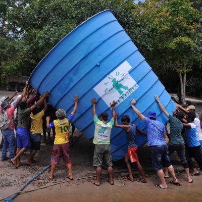 Assunto: Ribeirinhos da comunidade de Anumã carregam caixa d'agua comunitária -
rio tapajos
Local: Santarem - PA
Data: 03/2017
Autor: Chico Ferreira