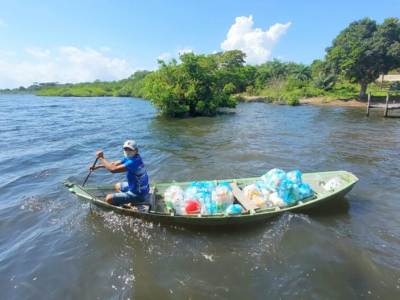 Valterley Macedo viajou mais de cinco horas de canoa para levar os itens de higiene e proteção aos moradores. Foto: Valter Oliveira/PSA.