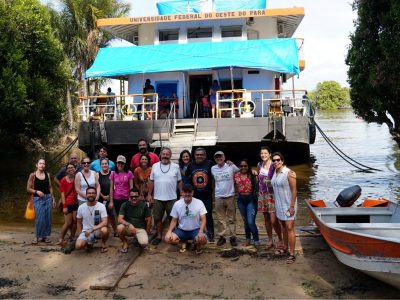 As equipes da USAID, NPI Expand, SAMA Health In Harmony e Projeto Saúde & Alegria reunidas no Baixo Tapajós, Pará