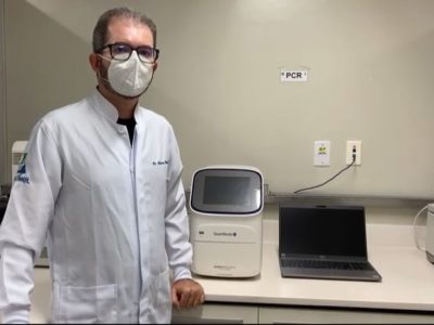 Professor Marcos Prado, coordenador do LABIMOL/UFOPA, recebe a doação do aparelho Termoreciclador de PCR.